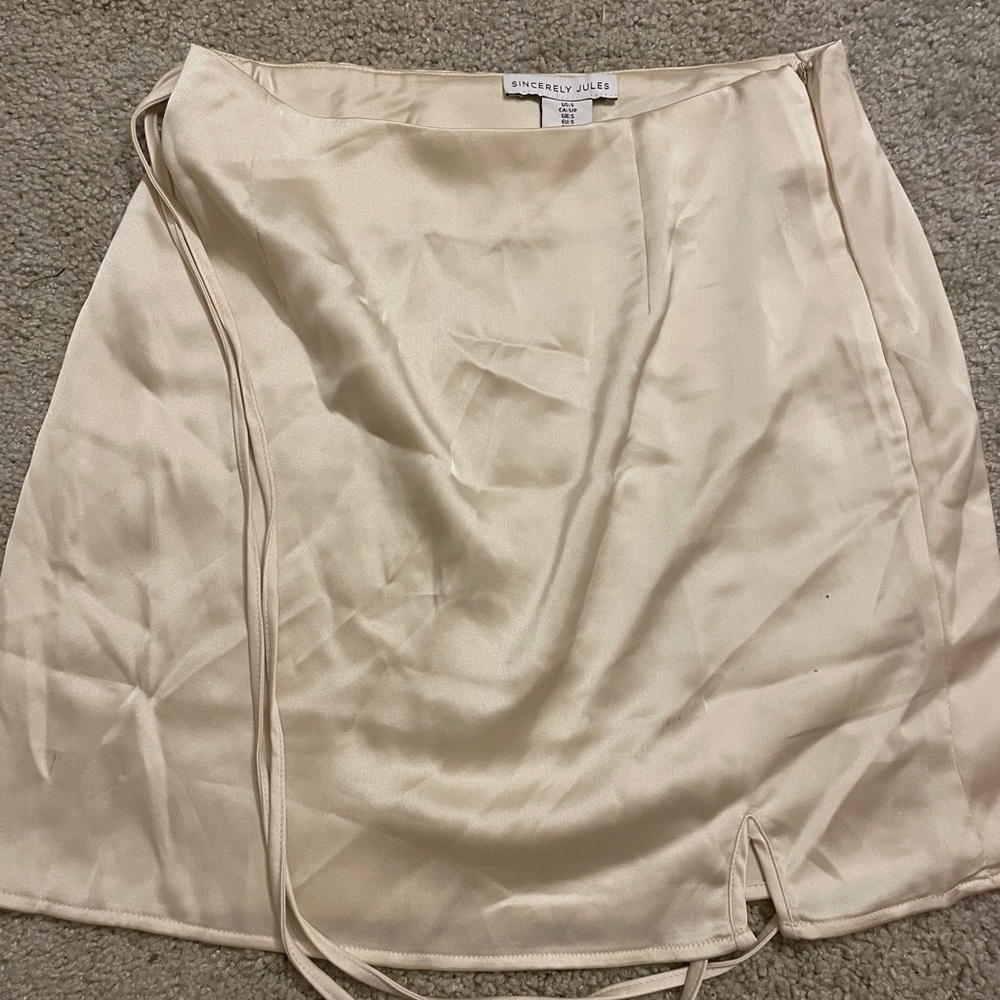 Beautiful mini pale yellow skirt